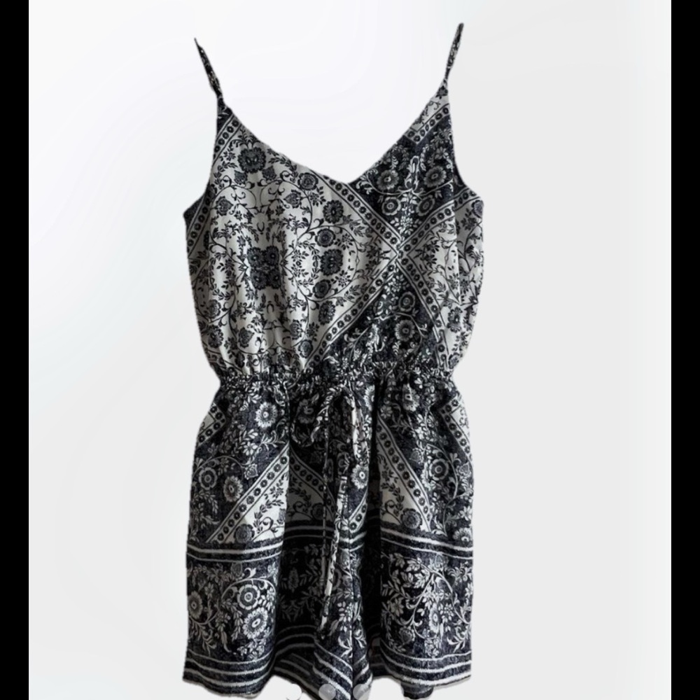 One Clothing Blue & White Floral Boho Chic Sleeveless Romper M NWOT